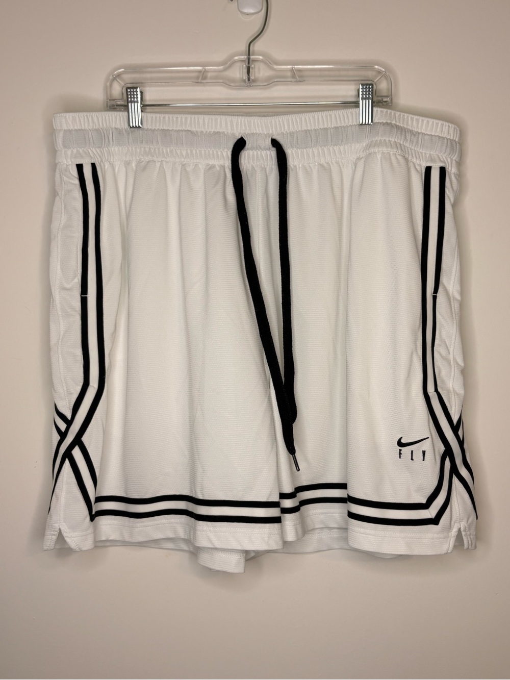 Nike Fly Women’s White Athletic Basketball Shorts with Black Accents Size 3X